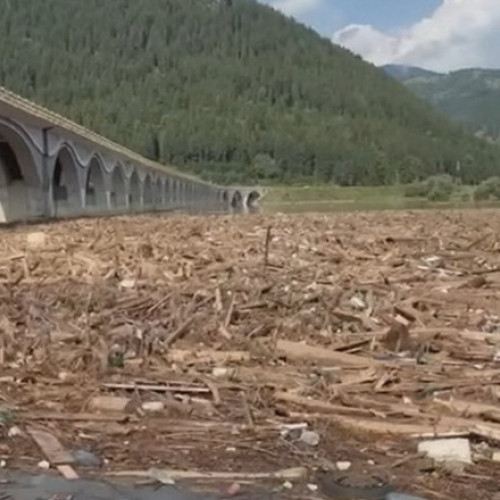 pericol la barajul bicaz din cauza lemnului adus de viitură