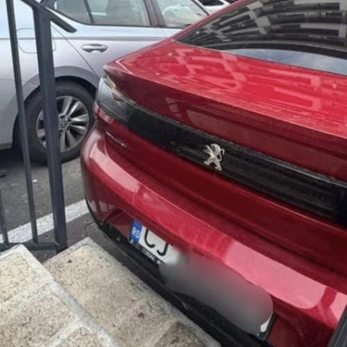 incident revoltator în cluj-napoca: șofer care a blocat intrarea unui bloc cu mașina
