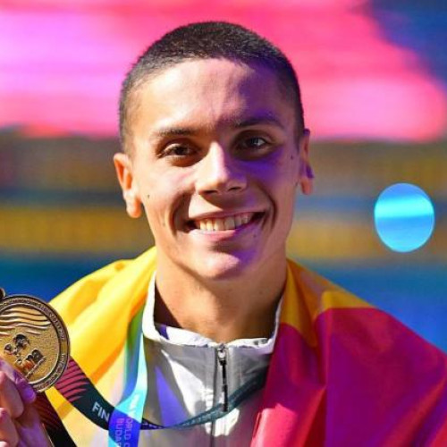 Inotatorul român David Popovici a reușit o performanță remarcabilă la Campionatele Mondiale de la Singapore. După ce, marți, a obținut medalia de aur la proba de 200 de metri liber, el a câștigat și titlul mondial la 100 de metri liber, demonstrând încă o dată talentul și determinarea sa. Potrivit stiridecluj.ro, această victorie adaugă o perspectivă impresionantă carierei sale, fiind o dublă de aur care amintește de succesul său din 2022 de la Budapesta.
