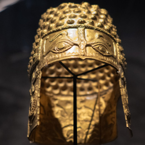 Trei suspecți în cazul furtului obiectelor de artă din muzeul din Assen vor rămâne în arest preventiv cel puțin 90 de zile, a decis instanța în cadrul unei noi ședințe. Judecătoria din Assen a luat această decizie miercuri după ce ancheta a relevat noi dovezi.