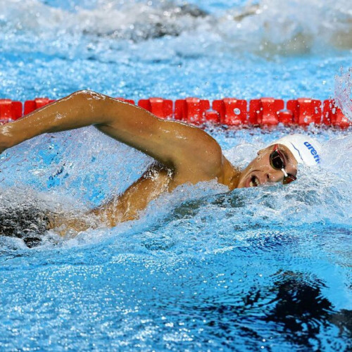 David Popovici, campionul mondial la 100 m liber, a câștigat din nou aurul la această probă la Campionatul Mondial de la Singapore, potrivit news.ro. Înotătorul român și-a exprimat multă fericire după ce a urcat din nou pe prima treaptă a podiumului, menționând că și-a îmbunătățit performanța față de anul trecut.