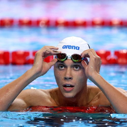 David Popovici, campionul mondial la natație, a câștigat finala de 100 de metri liber la Campionatele Mondiale din Singapore, care s-a desfășurat astăzi la ora 14:32. Înotătorul român, în vârstă de 20 de ani, a încheiat cursa pe primul loc, aducând acasă al doilea titlu mondial la această probă, după cel obținut în 2022 la Budapesta.