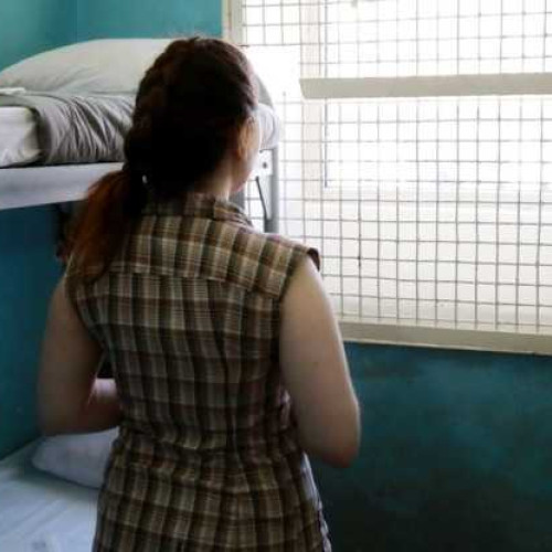 Femeie condamnată la închisoare, adusă în arest de polițiști în Neamț