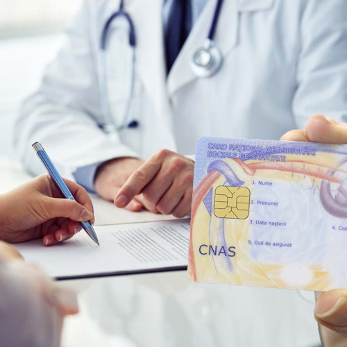 Începând cu 1 septembrie 2025, persoanele care până acum erau coasigurați nu vor mai beneficia de asigurare medicală gratuită dacă nu plătesc contribuția de asigurări sociale de sănătate (CASS). Aceasta va afecta în special soții, soțiile sau părinții fără venituri, care au fost incluși în sistemul public de sănătate ca și coasigurați.