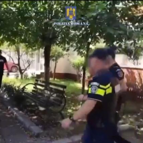 doi suspecți arestați pentru fraudă legată de un contract telefonic fals