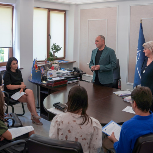 În județul Neamț au fost semnate joi contracte de subvenție pentru beneficiarii care au înființat întreprinderi sociale prin proiectele INSERT și CRESC