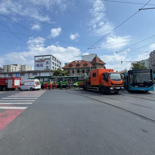 Accident între autobuz și tramvai în Sectorul 5, șase persoane rănite