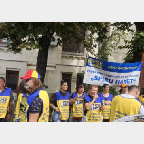 Ministrul Educației răspunde protestelor din sistemul educațional, afirmând că nu își va da demisia pentru că acest lucru nu ar rezolva criza financiară din sistem. Daniel David menționează că statul nu mai are fondurile necesare pentru a plăti salariile și bursele până la sfârșitul anului, deși în februarie declara că bugetul era suficient pentru întreaga perioadă.