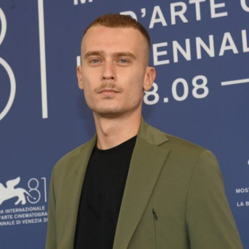 Vlad Ionut Popescu, actorul buzoian, face pași importanți pe scena internațională, după ce a avut momente memorabile la Veneția și Cannes. Potrivit opiniabuzau.ro, acum a fost ales pentru programul "Talents Sarajevo 2025", desfășurat în cadrul celei de-a 31-a ediții a Festivalului de Film de la Sarajevo, care a avut loc între 15 și 22 august.