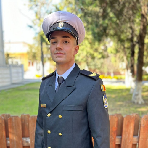 cosmin dasa, un soldat din armata română, își continuă cariera militară în cadrul Școlii de Maistri Militari, după ce a trecut cu succes de admitere și a finalizat centrul de instruire al soldaților gradati profesioniști (SGP). Potrivit unui interviu acordat ziarului amprenta.ro, el a explicat că motivul principal pentru alegerea acestui drum a fost dorința de a avansa în carieră și de a avea o viață profesională stabilă și plină de sens.