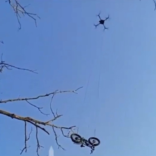 soldat ucrainean salvat cu ajutorul unei drone și biciclete electrice pe front