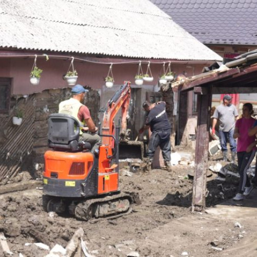 Autoritățile mulțumesc voluntarilor pentru sprijinul acordat în zonele afectate de inundații