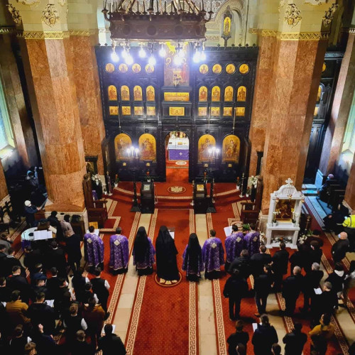 slujbă de priveghere la catedrala din alba Iulia în noaptea de vineri spre sâmbătă