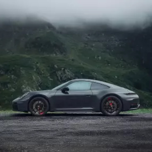 Porsche a lansat o serie rară de modele personalizate