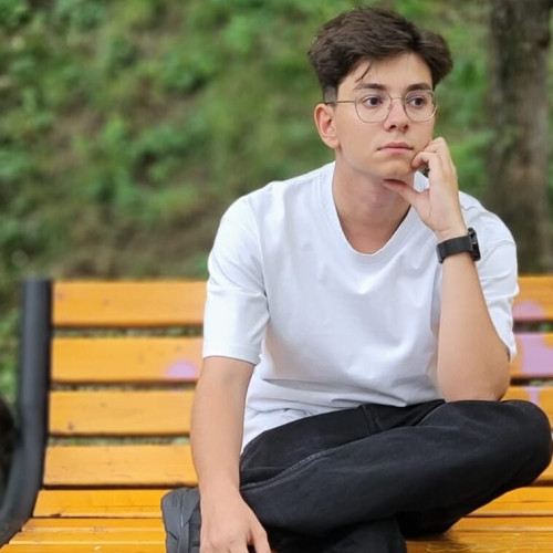 Adrian Sârbu, tânăr de 19 ani, luptă cu o boală gravă a inimii