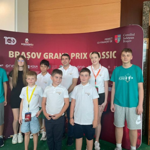 turneul de șah grand prix romania 2025 de la brasov a adus peste 370 de jucători din întreaga țară, fiind primul dintre cele trei turnee din seria prestigioasă. Competiția s-a desfășurat la hotelul Aro Palace, într-un ambient elegant, și a fost structurată în două secțiuni, separate de pragul ELO 2000. Organizatorii au acordat câteva wildcard-uri pentru turneul A, pentru jucători cu rating sub acest prag.