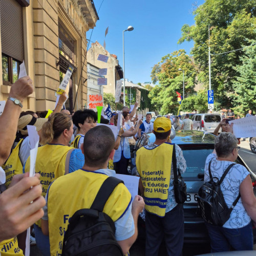 cadrele didactice protestează pentru a cere demisia ministrului Daniel David