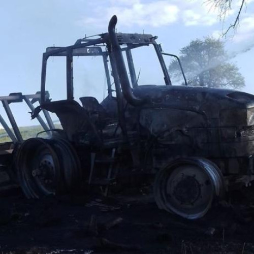 Incendiu la tractor pe câmp în apropierea satelor Vistea și Gârbău