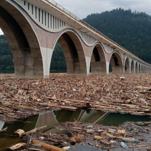 stare de alertă în comuna poiana teiului, județul neamț, din cauza deșeurilor de pe lacul izvorul munților