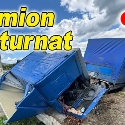 Neatenție a unui șofer a provocat răsturnarea unui camion pe DN10 la Berca
