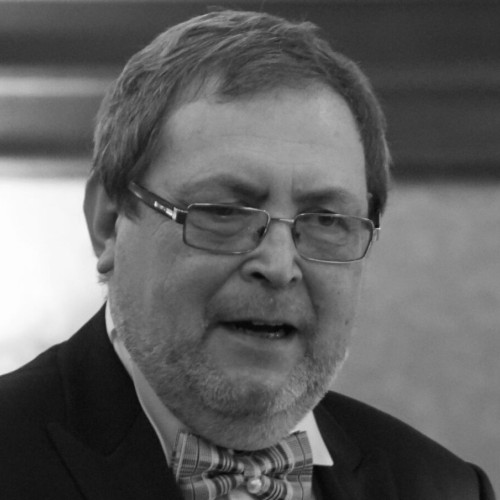 Unul dintre cei mai respectați specialiști în ortopedie și traumatologie din România, prof. univ. dr. Ovidiu Alexa, a decedat la vârsta de 66 de ani. Cariera sa s-a întins pe peste trei decenii, fiind legată strâns de Universitatea de Medicină și Farmacie "Grigore T. Popa" din Iași, unde a ocupat diverse funcții, de la asistent universitar până la profesor și șef de discipline. Potrivit informațiilor citate de site-ul ziaruldeiasi.ro, conducerea universității și întregul corp didactic regretă profund pierderea profesorului, pe care îl consideră un dascal cu vocație și o persoană cu o suflet nobiliar.