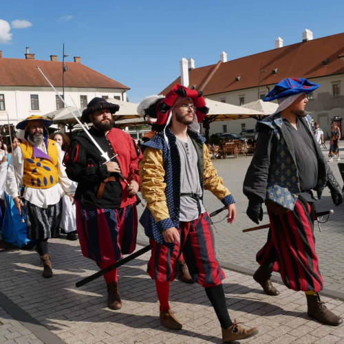 Festivalul de artă medievală „Zilele medievale ale Balgradului” a început vineri, 1 august, în Alba Iulia, marcând a zecea ediție a evenimentului. Potrivit site-ului alba24.ro, evenimentul invitează atât localnici, cât și turiști să descopere istoria cetății, cunoscută în perioada medievală sub numele de Balgrad, prin intermediul artelor decorative și performative.
