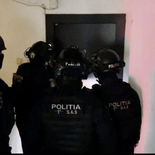 Zeci de autospeciale de poliție și jandarmi au descins în cartierul ANL Cismea