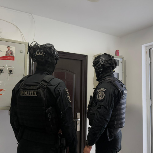 Razie la Botoșani pentru verificarea persoanelor și percheziții în cazul distrugerilor anvelopate ale unor blocuri