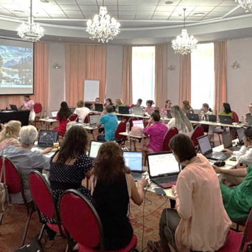 Aproximativ 400 de funcționari publici din întreaga țară au finalizat cursurile de perfecționare în luna iulie, organizate de Agenția Națională a Funcționarilor Publici (ANFP). Aceste cursuri au făcut parte din programul „Back Office în contextul digitalizării” și s-au desfășurat în mai multe orașe, precum București, Craiova, Arad, Râmnicu Vâlcea, Galați, Constanța și Iași.