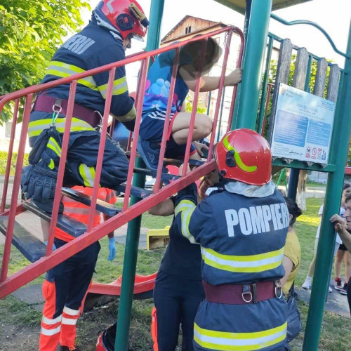 copil de 10 ani rămas blocat într-un tobogan în parcul din Petrila