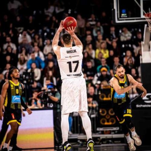 Mai rapid decât se așteptau mulți, echipa U BT Cluj a anunțat plecarea a doi jucători importanți în ultimele 24 de ore. Conform stiridecluj.ro, după ce Zach Hankins, un fundaș și pivoteu esențial atât pentru apărare, cât și pentru atac, și-a încheiat contractul, oficialii clubului au anunțat și despărțirea de Gediminas Orelik.