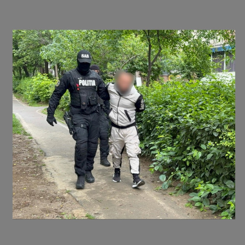 Un bărbat, identificat ca Stefan R., a fost reținut și prezentat procurorului din cadrul Parchetului de pe lângă Curtea de Apel Constanța. Potrivit ziarulamprenta.ro, magistratul a dispus menținerea sa în arest pentru 24 de ore, iar apoi el a fost introdus în Centrul de Reținere și Arestare Preventivă.