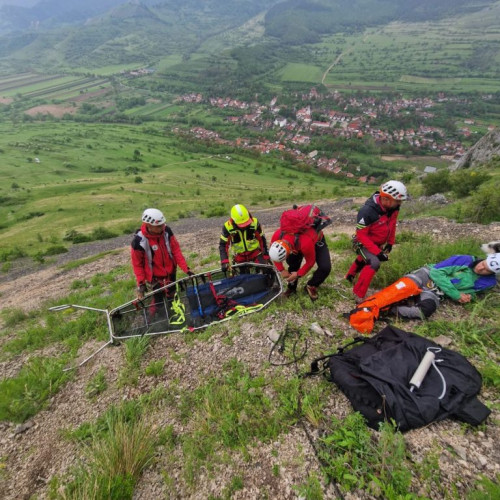 echipe de salvamont din gorj actioneaza pentru salvare la micaia