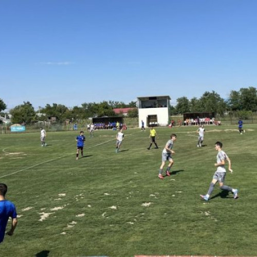 CSM Adjud 1946 a disputat astăzi un meci amical în deplasare, în pregătirea sezonului 2025-2026 al Ligii 3 de fotbal. Echipa din Adjud a întâlnit pe ACS Unirea Brăniștea, într-un joc desfășurat pe un teren impropriu. Antrenorii Adrian Toma, Valentin Stoian și Gabriel Lazar au folosit tot lotul disponibil în acest moment.