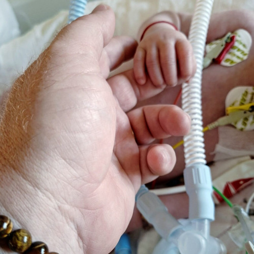 Un tată din Botoșani își exprimă durerea după moartea copilului său de două luni