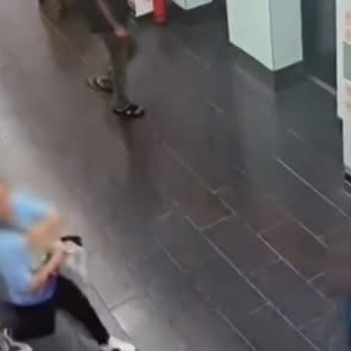 Doi suspecți, soți, au fost arestați pentru furt calificat și complicitate după ce au deposedat o femeie de 81 de ani de aproape 148.000 de lei într-un centru comercial din Capitală