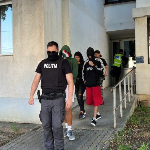 Razie a autorităților în cartierul ANL Cismea din Botoșani după distrugerile produse de tineri
