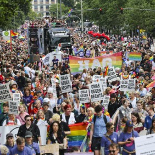 Peste 260.000 de oameni au participat la parada Pride din Hamburg, cea mai mare din istoria orașului, conform declarațiilor poliției. Un purtător de cuvânt al poliției a spus că „au fost aproximativ 260.000 de persoane la și în jurul demonstrației.”