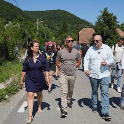 Peter Magyar, liderul partidului de opoziție din Ungaria, a făcut recent o vizită în România, vizând localități din Transilvania. El se află printre cei mai bine cotați politicieni în sondajele de opinie din Ungaria și este un critic al premierului Viktor Orban. Turneul său a început la Târgu Mureș și a continuat la Praid, unde a vizitat salina grav afectată de o prăbușire cauzată de inundații.