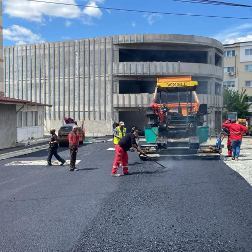 Contractul semnat de firma Getnic Construct Serv SRL cu primăria Cernavoda, încheiat la sfârșitul lunii iunie, are o valoare de peste 2 milioane de lei, conform datelor din SICAP. Cu toate acestea, există semne de întrebare privind executarea lucrărilor, deoarece potrivit secțiunii VI a documentului, „executia obiectivului este imposibilă de realizat în lipsa alocărilor de la bugetul local a sumelor necesare”. În plus, autoritatea contractantă își rezervă dreptul de a anula procedura dacă fondurile nu sunt alocate sau dacă acestea sunt retrase, chiar dacă contractul a fost semnat.