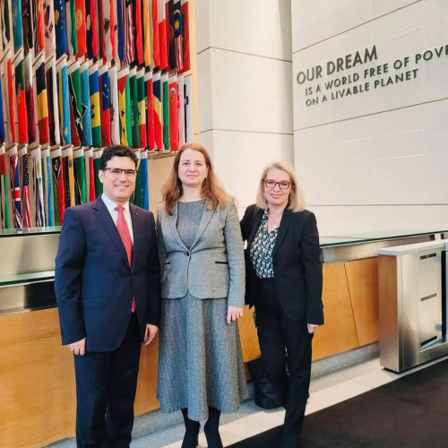 Ministrul Educației, Ligia Deca, prezintă politici și reforme educaționale la Băncii Mondiale, alături de profesorul Remus Pricopie.