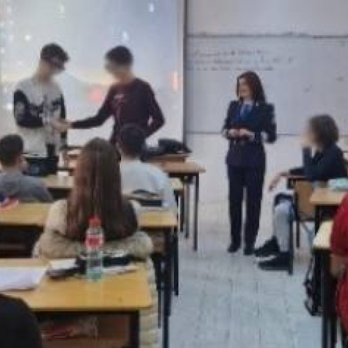 Politia discuta cu elevii Colegiului "Vladimir Streinu" din Găești despre consumul de droguri și alcool într-un program de prevenire a abuzului de substanțe!