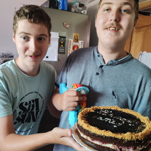 doi frați din botosani, sărbătoriți ziua de naștere alături de mama lor