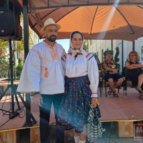 Soti maramureșeni au prezentat la Zilele Nordului tainele crucilor colorate cu versuri amuzante