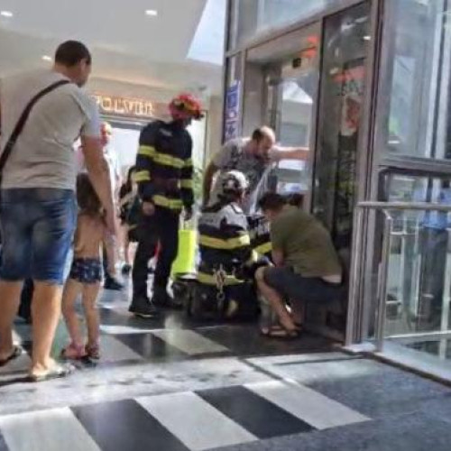 Panică într-un mall din Botoșani după ce o familie a rămas blocată în lift