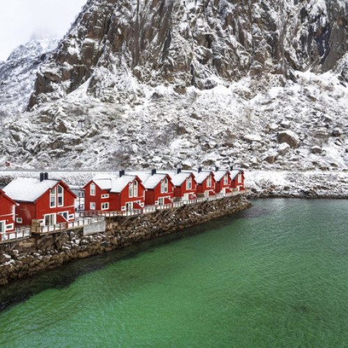 Insulele Lofoten din Norvegia, fericite în soarele de miezul nopţii, se confruntă cu un nou fenomen: turismul excesiv