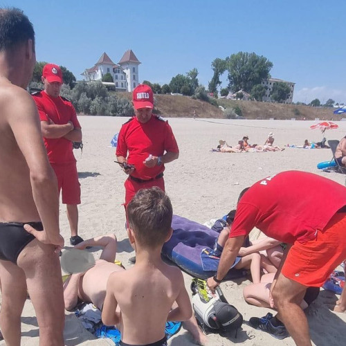 Incident la Eforie Sud: un bărbat și fiul său au fost trășiți în larg de curenți puternici