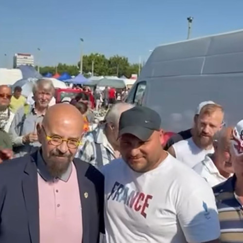 Cristian Popescu Piedone, fostul presedinte al ANPC, a fost demis din functie, potrivit deciziei semnate de premierul Ilie Bolojan. Decizia a fost luata dupa ce autoritatile au primit rapoarte de la DNA si ANPC, aratand ca Piedone nu mai poate indeplini atribuțiile de serviciu. Purtatorul de cuvant al Guvernului, Ioana Dogioiu, citeaza că atributiile i-au fost preluate temporar de vicepreședintele Sebastian Ioan Hotca, până la numirea unui nou lider al instituției.