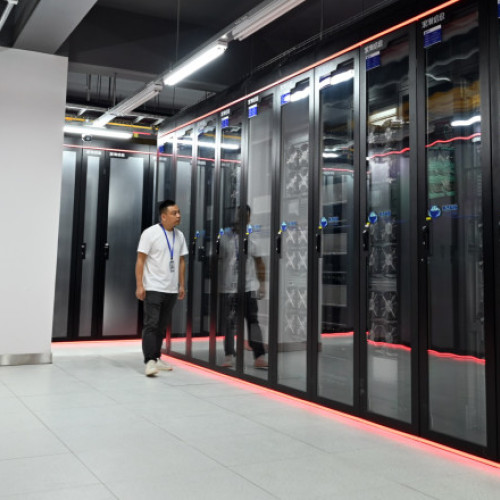 China a prezentat o nouă generație de computer cu abilități asemănătoare creierului, numit Darwin Monkey, anunță digi24.ro. Acest dispozitiv poate imita funcționarea creierului unei maimuțe din familia macacilor. Potrivit sursei, computerul a fost dezvoltat de laboratorul național de inteligență artificială de la Universitatea Zhejiang, situată în estul Chinei.