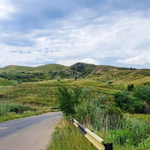 Proiectul de reabilitare a drumului spre vulcanii noroioși, cel mai vizitat obiectiv din județul Buzău, are încă incertitudini privind finalizarea. Deși a fost depășit blocajul generat de contestările legate de alegerea constructorului, situația nu este încă sigură, din cauza problemelor de finanțare. Acest proiect, finanțat prin Programul Național de Investiții Anghel Saligny, riscă să fie suspendat dacă Guvernul decide să oprească fondurile pentru anumite proiecte, notează opinibuzau.ro.